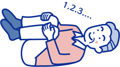 両ひざを抱える男性