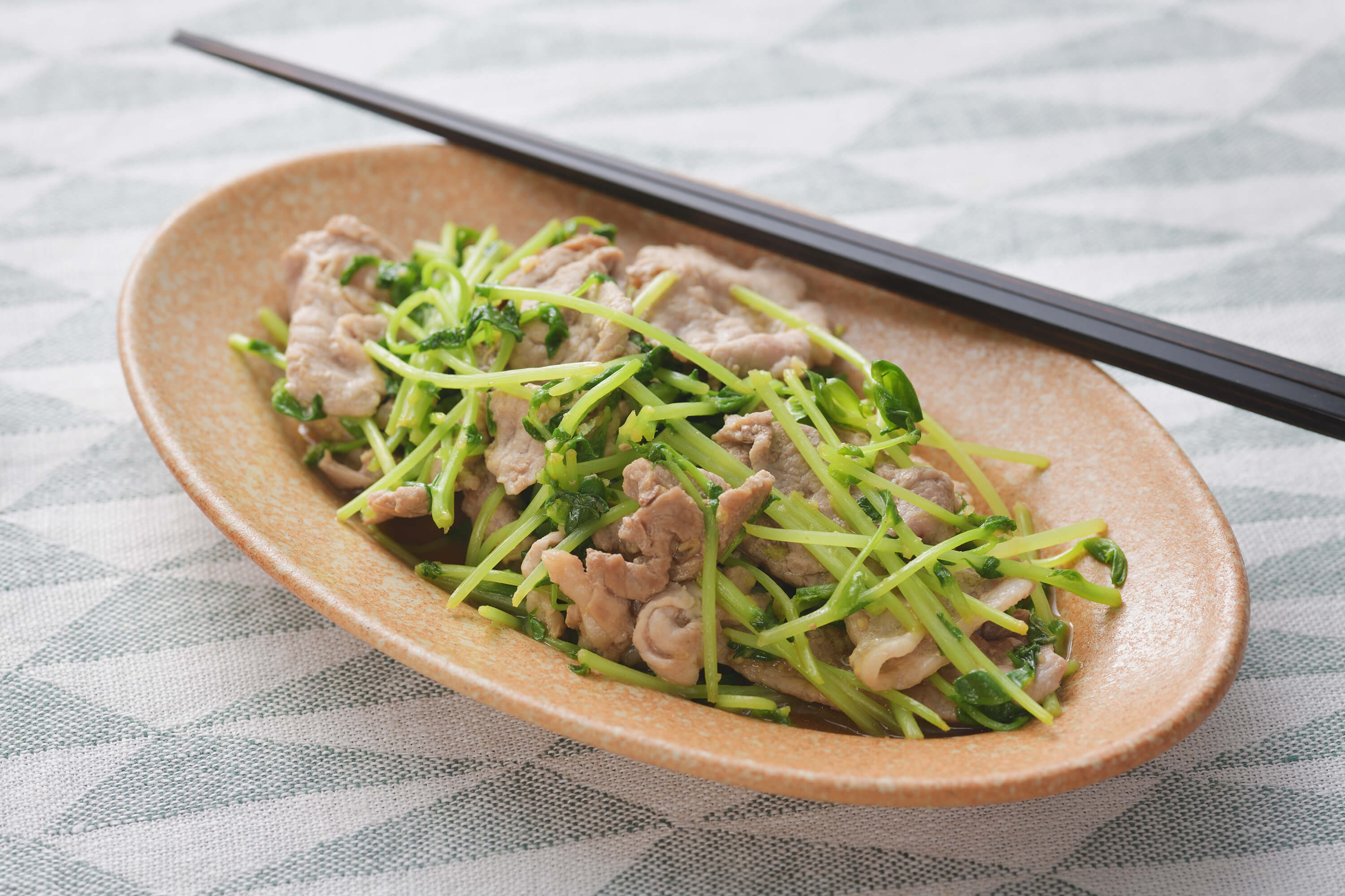 にんにく香る 豚肉と豆苗のしょうゆ炒め